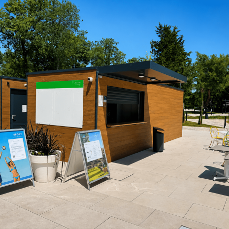 Moderni modularni objekt za prodaju ulaznica i usluga postavljen u turističkom kampu