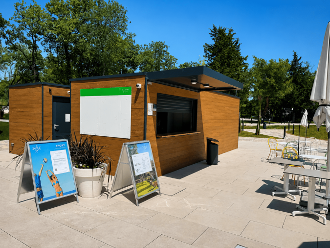 Moderni modularni objekt za prodaju ulaznica i usluga postavljen u turističkom kampu
