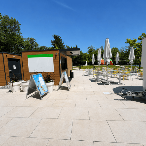 Moderni modularni objekt za prodaju ulaznica i usluga postavljen u turističkom kampu