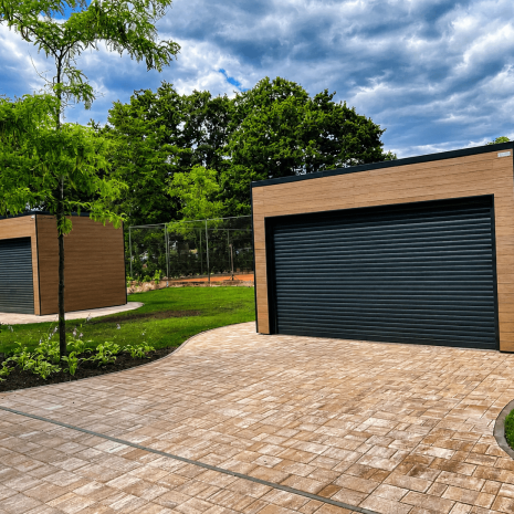 Moderni montažni kiosk s drvenom oblogom dimenzija 4600x2990 mm