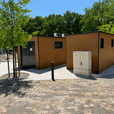 Moderni modularni objekt za prodaju ulaznica i usluga postavljen u turističkom kampu