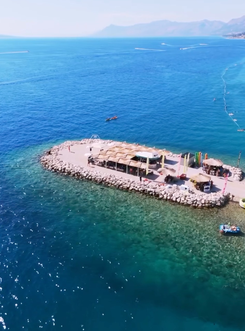 pogled iz zraka na SURF beach bar Makarska, ovalni tlocrt uz more