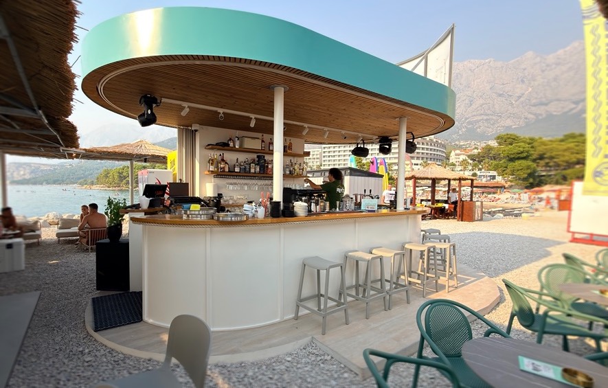 SURF beach bar Makarska navečer, art deco surf bar ovalne konstrukcije na plaži