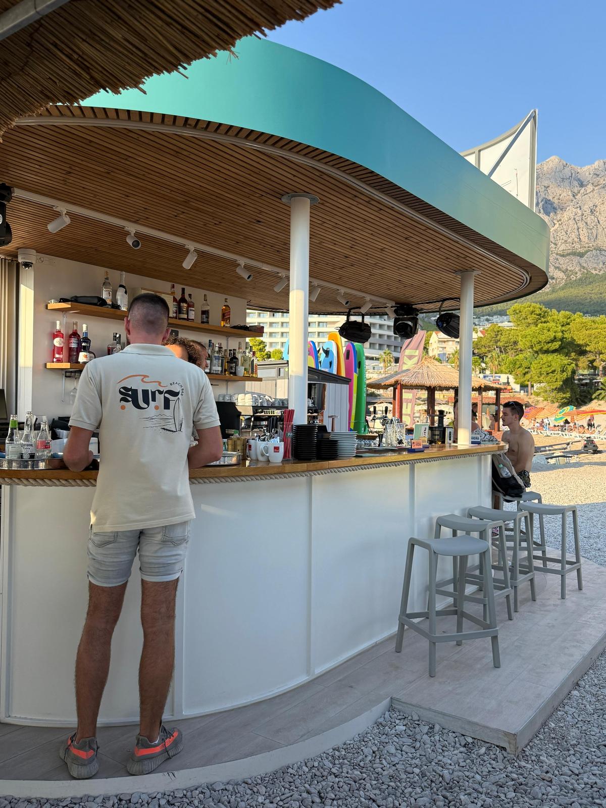 ovalni surf bar u radu na plaži Makarska, gosti za šankom, Apparis Grupa