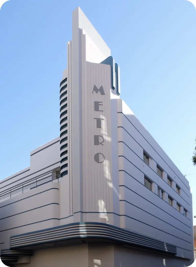 Metro kino, art deco arhitektura 1930-ih, inspiracija za surf bar ovalne konstrukcije